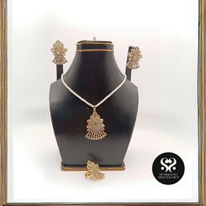 "Pearl Grace Fan Pendent– Mint Green Elegance"