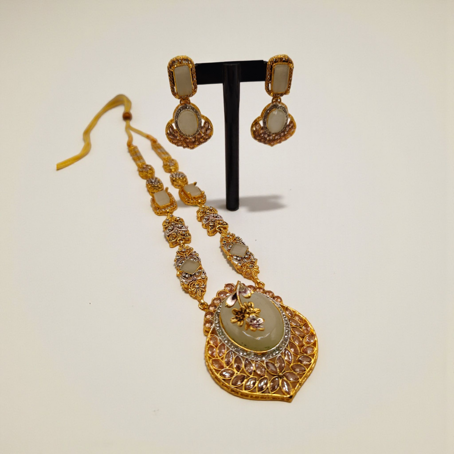 ✨ Traditional Stone & Pearl Malla Set – Necklace with Earrings